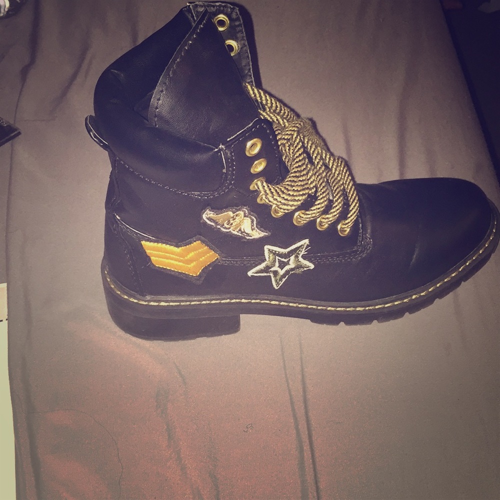 SIZE 8 BLACK COMBAT BOOTS